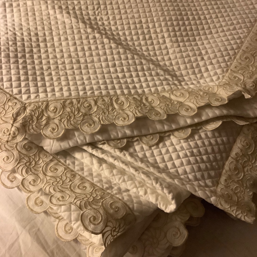 Schweitzer Linen Quilted Comforter Golden Ivory Embroidery + 2 Matching Shams - Picture 2 of 15